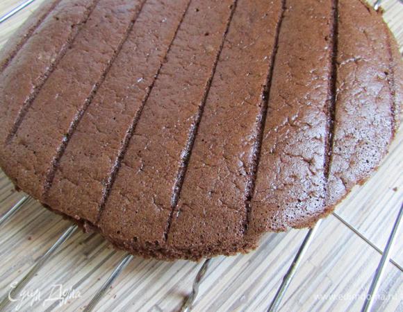 Готовый корж остудить на решетке.
Он получается толщиной примерно 2 см или около того.