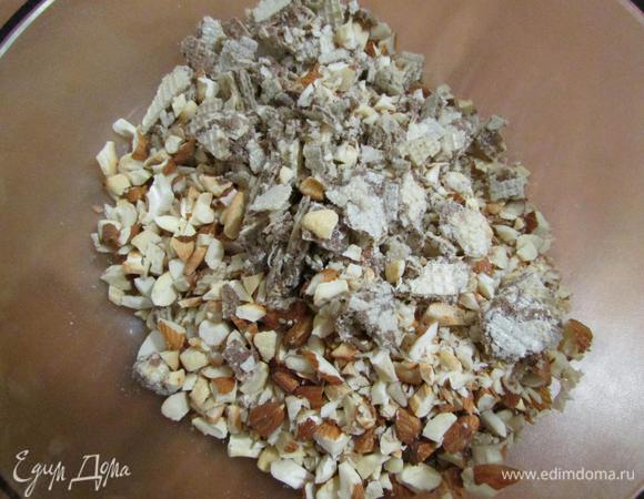 Смешать вафли и орехи.