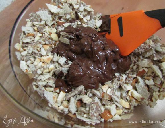 Шоколад с орехами растопить на водяной бане и соединить с ореховой смесью.