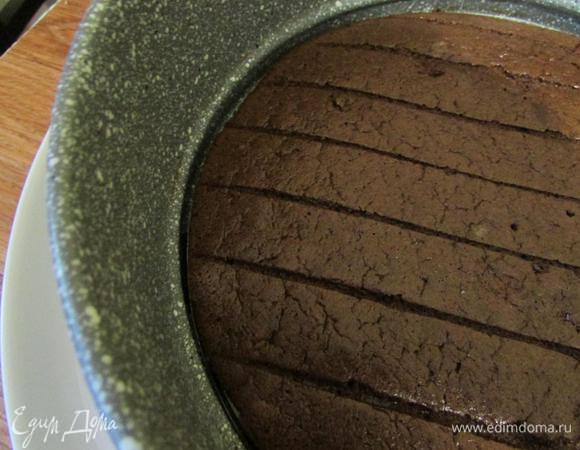 Круг от формы поместить на блюдо, на котором будете собирать торт. Остывший бисквит вернуть в форму.