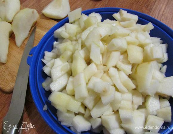 Приготовить начинку.
Груши очистить и нарезать мелким кубиком.
В сотейнике растопить сливочное масло, добавить груши.
И прогреть на среднем огне около 6 минут.
Полностью остудить.