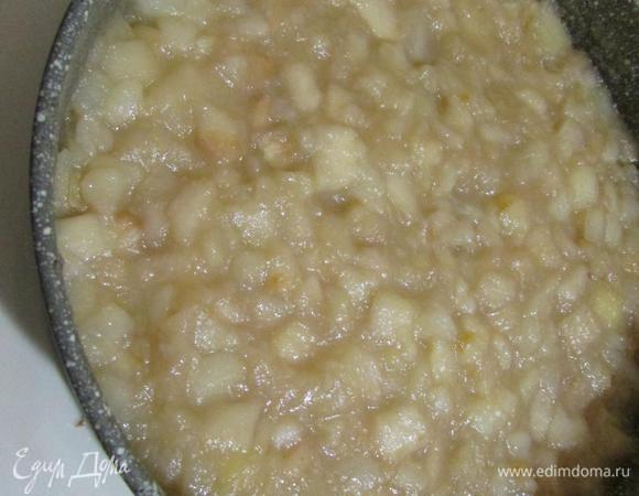 После этого достать из холодильника тарелку с тортом.
Грушевую начинку выложить на крустильян и поставить в холодильник минимум на 30 минут.