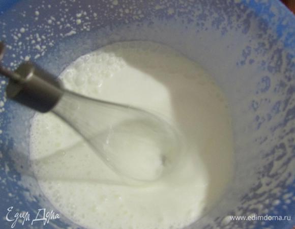 Приготовить шоколадный мусс.
Желатин приготовить согласно инструкции на упаковке.
Охлажденные сливки взбить до устойчивых пиков.