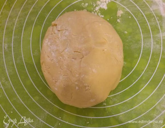 Замесить гладкое тесто (долго не месить!!!), завернуть в пленку и отправить в холодильник на 30 минут.