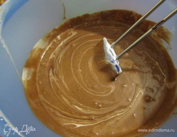 Шоколад растопить на водяной бане.
Готовый желатин тонкой струйкой добавить к сливкам, постоянно помешивая, чтобы не образовалось комочков.
Добавить растопленный шоколад, перемешать до однородности.