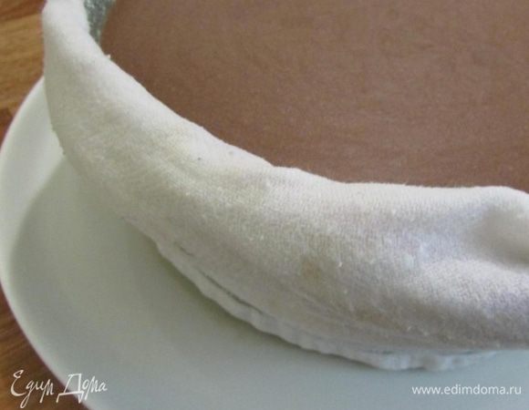 Затем круг от формы обмотать полотенцем, смоченным в горячей воде и отжатым.
Это нужно для того, чтобы верхний слой хорошо отошел от стенок формы, при этом не лопнул.
Конечно, если у вас есть пленка бордюрная ацетатная, воспользуйтесь ей. Украсить на свой вкус.