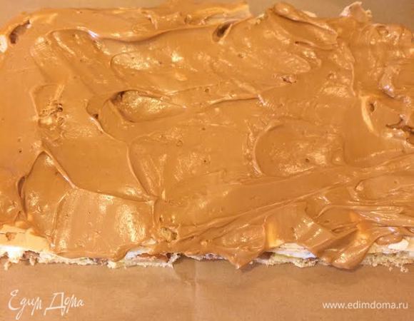 Готовый корж должен полностью остыть. Разделить корж на 2 части. Намазать одну часть кремом.