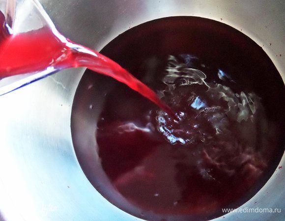 Разбавляем черничный сироп  (у меня от варенья) водой и наливаем в кастрюлю с толстым дном. Ставим на огонь.