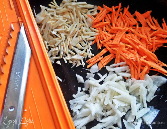 Воспользуемся специальной теркой  для нарезки овощей.