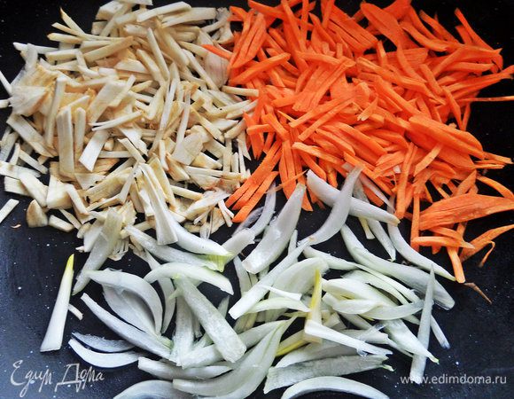 Помещаем овощи в сковороду вок. Вначале грубые коренья: морковь и сельдерей, лук, дайкон высыпала позднее, он нежнее.