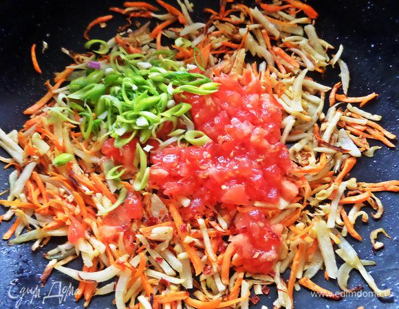 Еще через минуту добавить помидор без кожицы и половину порея с чили.