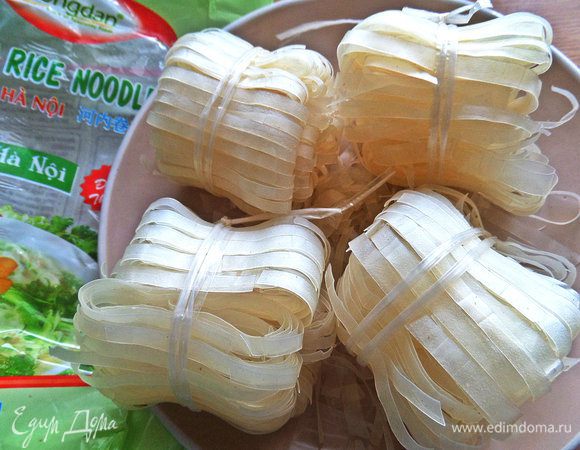 Параллельно будем готовить лапшу согласно инструкции (фото) на упаковке. 100 г — это 2 таких пучка, варить 2 — 3 минуты.