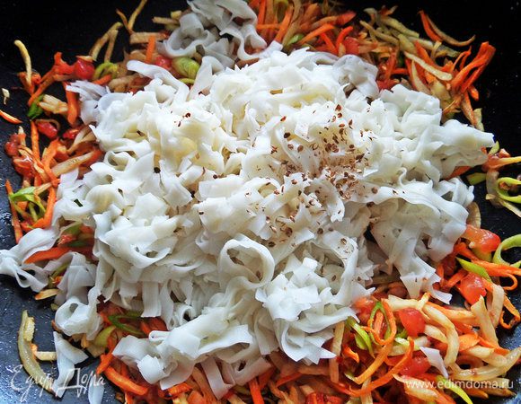 Переносим лапшу в обжаренные овощи. Посыпаем кориандром.