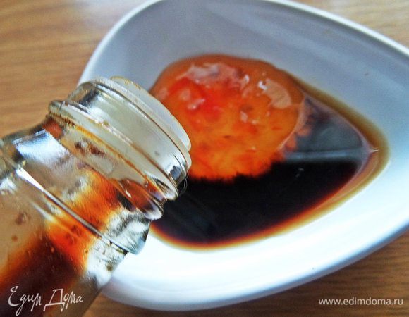 Для заправки смешать соевый соус, сладкий чили, уксус.