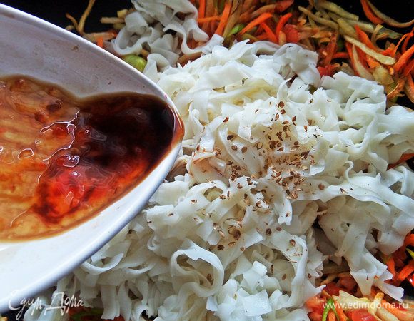 Вылить в сковороду.