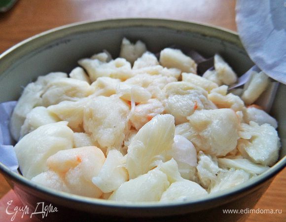 Открыть баночку крабового мяса.