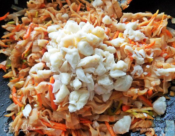 Высыпаем мясо в основной состав, смешиваем, выключаем огонь.