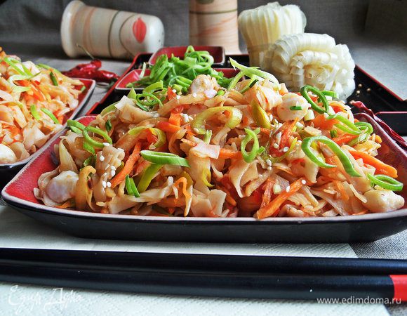 Посыпаем остатками порея и кунжутом сверху.