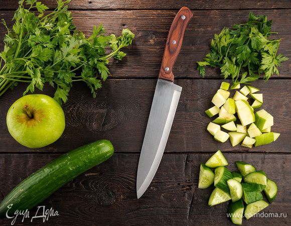 Промойте петрушку, обсушите. Огурец и яблоко нарежьте, и сложите все в чашу блендера.

