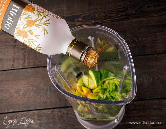 Добавьте теплой воды 50–100 мл. И все измельчите блендером. Добавьте 1 ч. л. облепихового масла и еще раз пробейте смузи блендером.