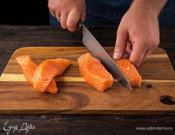 Нарезаем филе лосося на куски шириной около 3 см.