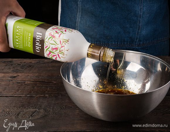 В миску разбиваем яйца, вливаем соевый соус, кунжутное масло, добавляем мед, перец и соль по вкусу, обязательно попробуйте, чтобы не пересолить.