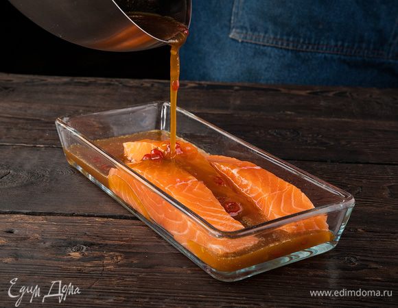 Рыбу поливаем маринадом и оставляем на 30 минут. Деревянные шампура замочите в воде на 2 часа.
