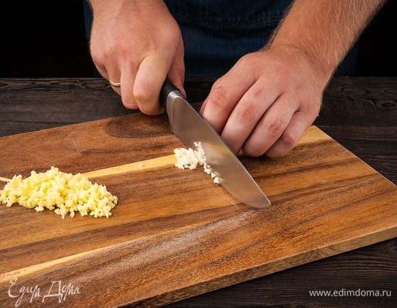 Креветки предварительно разморозить. Кунжут подсушить на разогретой сковороде. Имбирь очистить и измельчить. Чеснок почистить, раздавить плоской стороной ножа и мелко порубить. Из половинки лайма выжать 1 ст. ложку сока.


