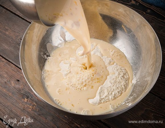 Просейте муку, подогрейте молоко. В нем развести дрожжи, добавить мед, соль, яйцо, горчичное масло. Соединить все вместе.