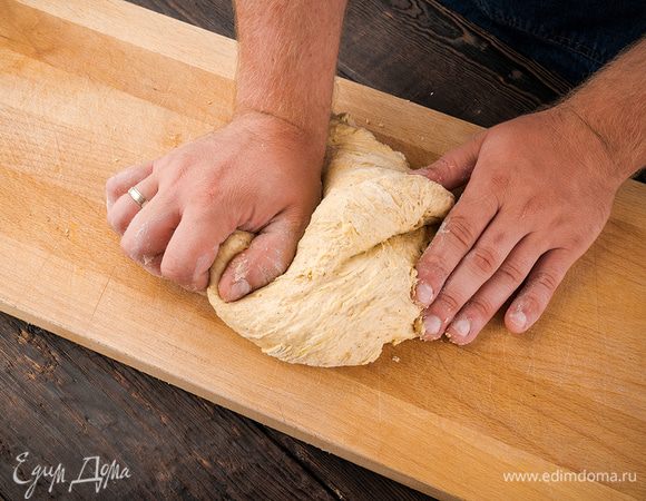 В течение 7 минут вымесить тесто. Оставить на подъем в теплом месте на 1 час. 
