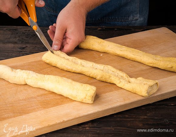 Через час тесто разделить на три равные части, сформировать три колбаски-жгутика.