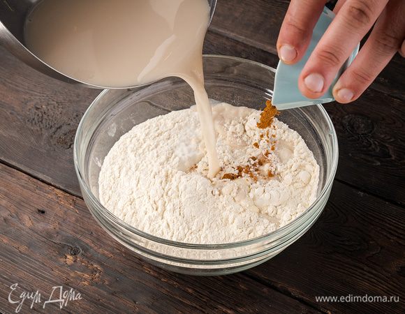 В миску налить воду, добавить соль, мускатный орех, масло, дрожжи и перемешать. Добавить муку и начать замешивать тесто. Когда тесто замешано, его нужно смазать небольшим количеством масла и поставить в теплое место на 35 минут.
