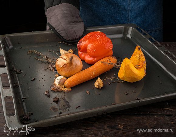 Сбрызгиваем все овощи чесночным маслом. Запекаем в духовке, разогретой до 180°С, до мягкости (20 — 25 минут).
