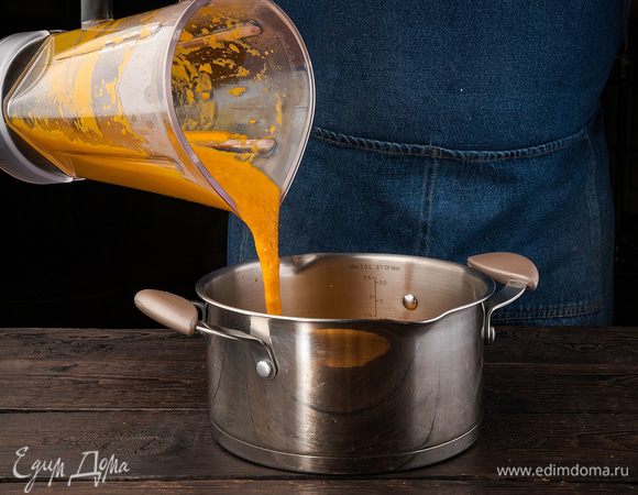 Перелить все в кастрюлю, поставить на огонь. Довести до кипения, по вкусу добавить соль и перец. Прогрейте суп на медленном огне в течение нескольких минут.