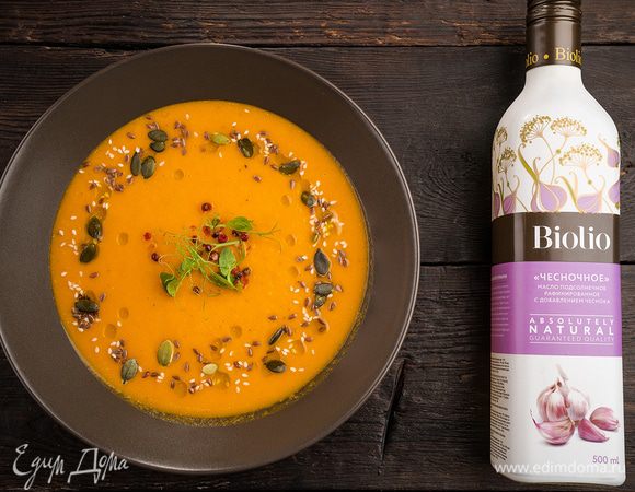 При подаче можно украсить суп тыквенными семечками, семенами льна и кунжута. Ароматный суп готов, приятного аппетита!
