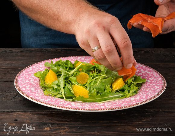 Апельсин полностью очистить от кожуры (убрать все белые пленочки). Сыр нарезать кубиками, а рыбу тонкими ломтиками или слайсами.