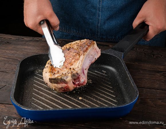 Свиные стейки жарим на гриле на решетке. 