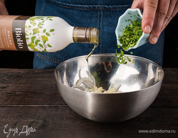 Лук режем полукольцами, немного жмем руками и заливаем лимонным соком. Оставляем в сторонке. Петрушку мелко рубим, давим чеснок. Смешиваем петрушку с чесноком и луком. Добавляем масло грецкого ореха.
