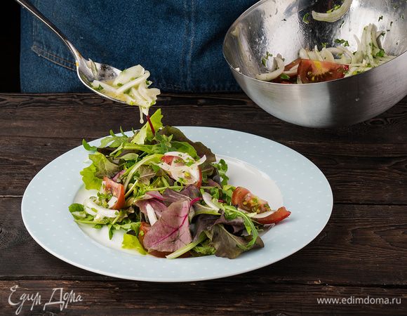 Два помидора очищаем от кожицы, нарезаем тонкими дольками и добавляем их к луку.