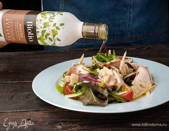 Выкладываем все ингредиенты на тарелку, сверху украшаем кусочками нарезанного мяса. 