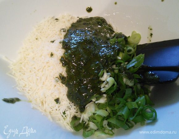 Готовим начинку: сыр пармезан или любой другой сыр твердых сортов натереть на терке. Базилик взбить в блендере с оливковым маслом (хорошего качества). Зеленый лук нарезать мелкими колечками. Смешать ингредиенты начинки в миске. 