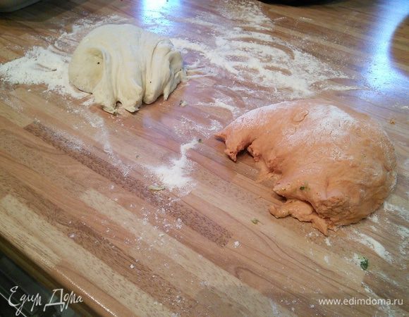 Теперь выложить оба вида теста на посыпанную мукой поверхность и отщипывая кусочки весом приблизительно 20 — 30 грамм скатываем шарики.