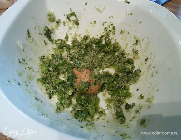 Шарики обвалять в начинке (именно обвалять, а не начинять. Начинка хорошо прилипает, благодаря маслу). Форму предварительно тщательно смазать маслом и обильно посыпать мукой. Я выбрала форму для гугельхупфа. 