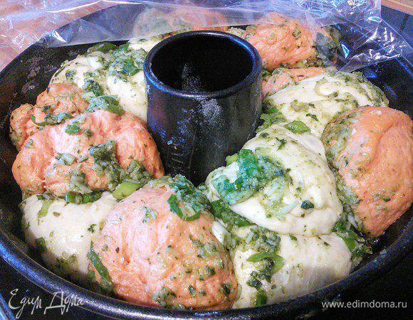 Когда все шарики сложены, накрыть форму пищевой пленкой и поставить в теплую духовку на 30 минут на отдых и подход. 