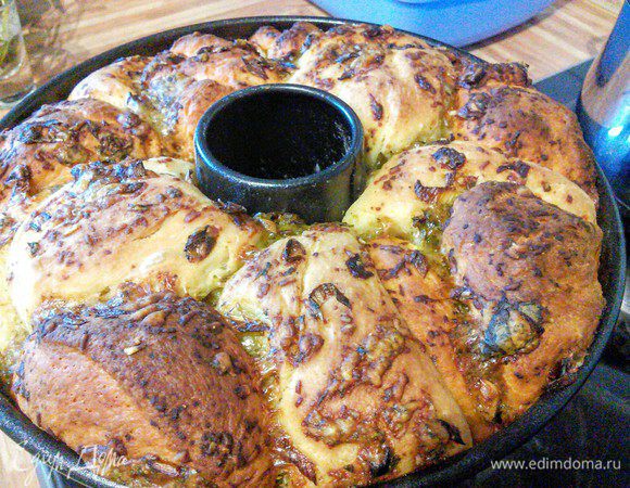 Выпекать пиццу в заранее разогретой до 180°С 35 — 40 минут, если необходимо накрыть пергаментной бумагой, чтобы верх пиццы не подгорел.