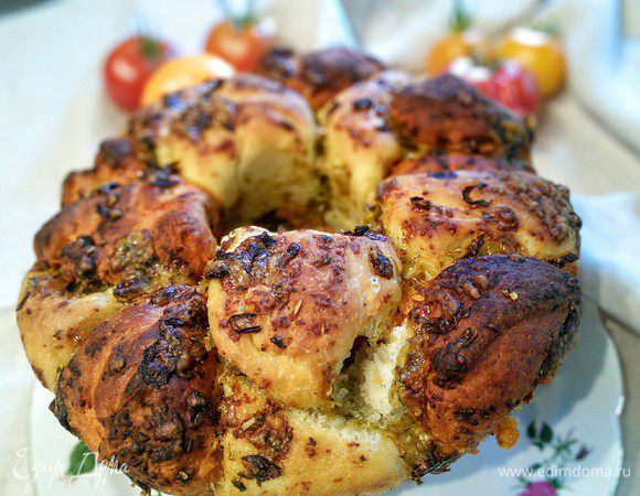 Готовую пиццу оставить на минут 10 в покое, затем можно доставать из формы. Я опасалась, что тесто из-за сыра может прилипнуть, но прошла слегка ножом по краям формы и пицца благополучно досталась. 