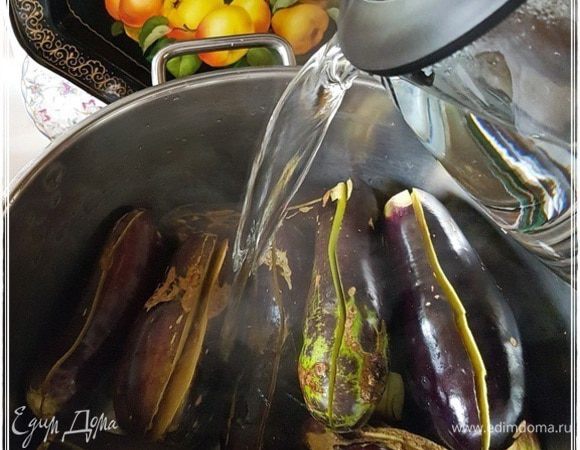 Сложить синенькие в подходящую емкость и залить кипятком.