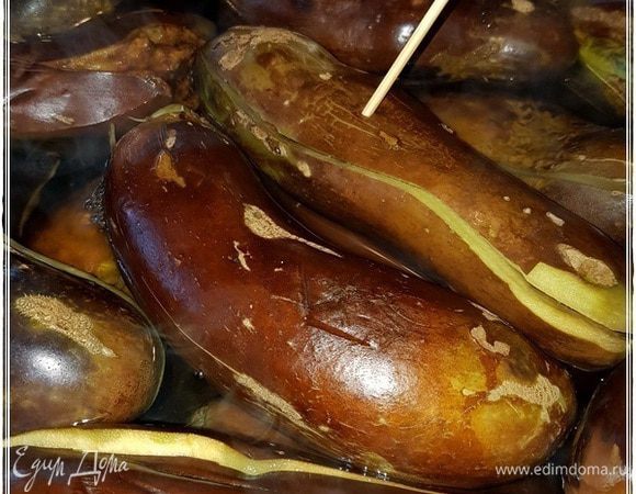 Я потом кастрюлю поставил на огонь и, доведя до кипения, подержал на небольшом огне, чтобы только немного побулькивало, буквально около десяти минут. До того момента, как внутренности баклажана стали легко, но упруго прокалываться. Очень важно — не переварить. Ягода должна немного обвариться, но не свариться ни в коем случае.