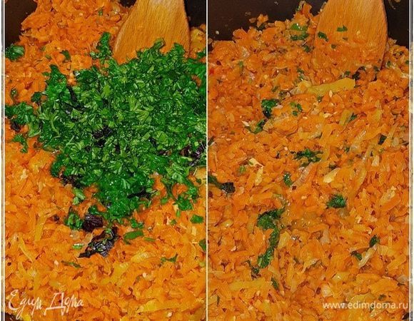 Сначала чеснок. Я просто раздавил зубки чесночные прямо в кастрюлю. И хорошо перемешал. Минут десять максимум, помешивая, начинку еще тушили перед тем, как засыпать зелень.
А после того, как зелень оказалась в кастрюле, начинку хорошо перемешать, и дать пять минут потомиться под крышкой.
