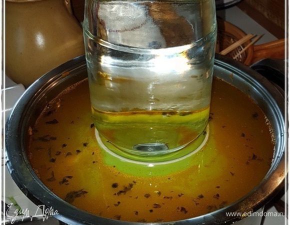 И, традиционно, тарелкой накрыть, гнет сверху поставить. 
Если подержите в тепле дня три, то, в принципе, уже сразу получите малосольные фаршированные баклажаны.
Но потом убрать в холод. Лучше всего в подвал-погреб. Или в холодильник, на крайний случай. 
